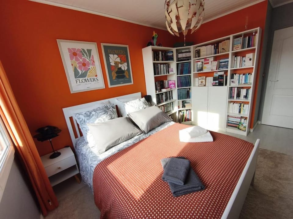Bed, Library, Photo of the whole room, Bedroom