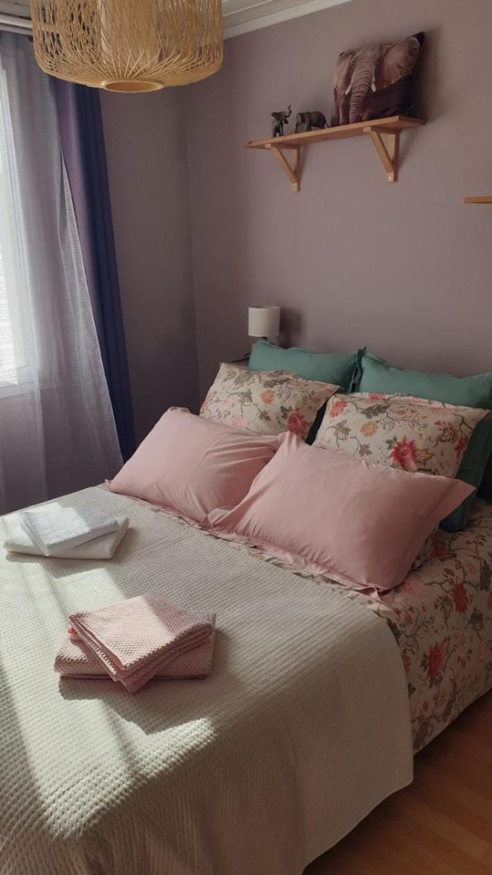 Bed, Photo of the whole room, Bedroom, towels