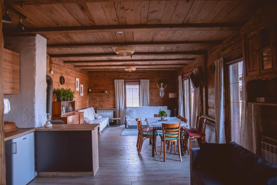 Kitchen or kitchenette, Seating area