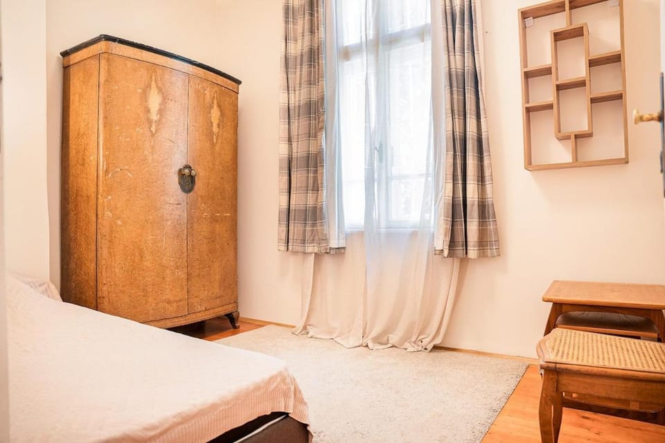 Photo of the whole room, Bedroom, wardrobe