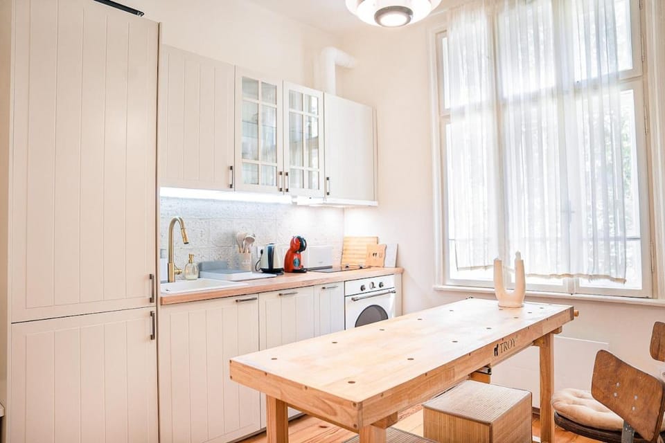 Kitchen or kitchenette, Dining area, stove
