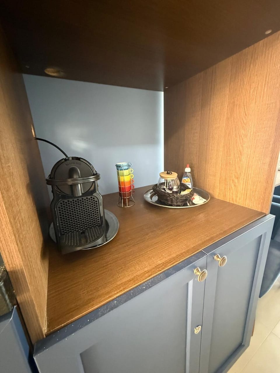 Coffee/tea facilities, Kitchen or kitchenette, stove