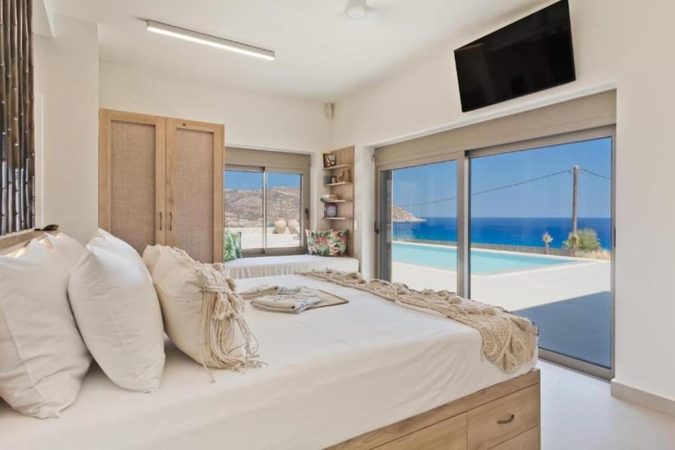 Bed, TV and multimedia, Photo of the whole room, Bedroom, Pool view, Sea view, Swimming pool, towels
