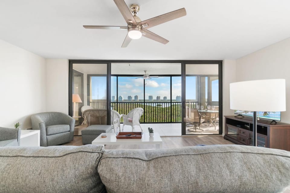 Newly Renovated 2-Bedroom Beach Condo w Amenities, Sleeps 6 Apartment in Bonita Springs