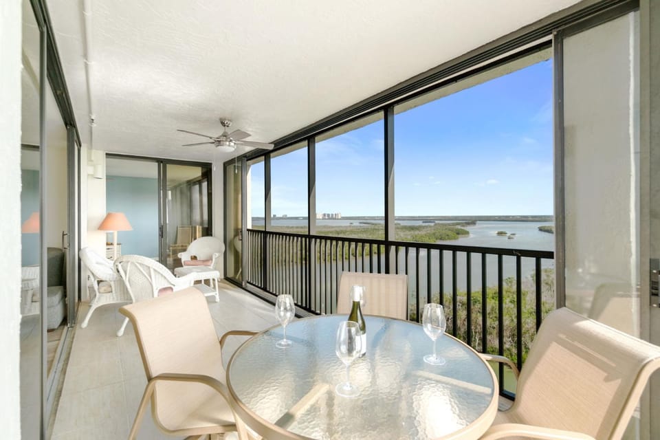 Newly Renovated 2-Bedroom Beach Condo w Amenities, Sleeps 6 Apartment in Bonita Springs