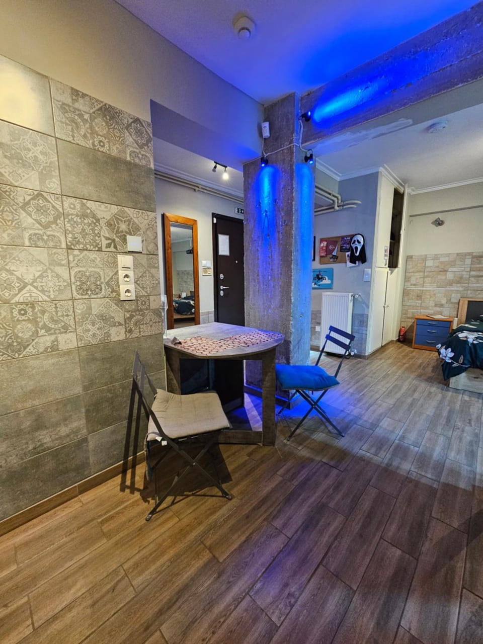 Μοντέρνο Ημιυπόγειο στουντιο διαμέρισμα στην Αθήνα με αυλή Apartment in Athens