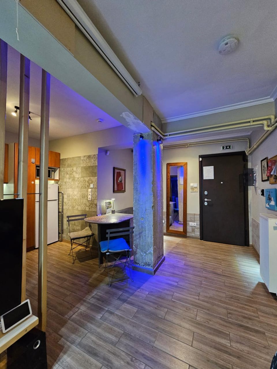 Μοντέρνο Ημιυπόγειο στουντιο διαμέρισμα στην Αθήνα με αυλή Apartment in Athens