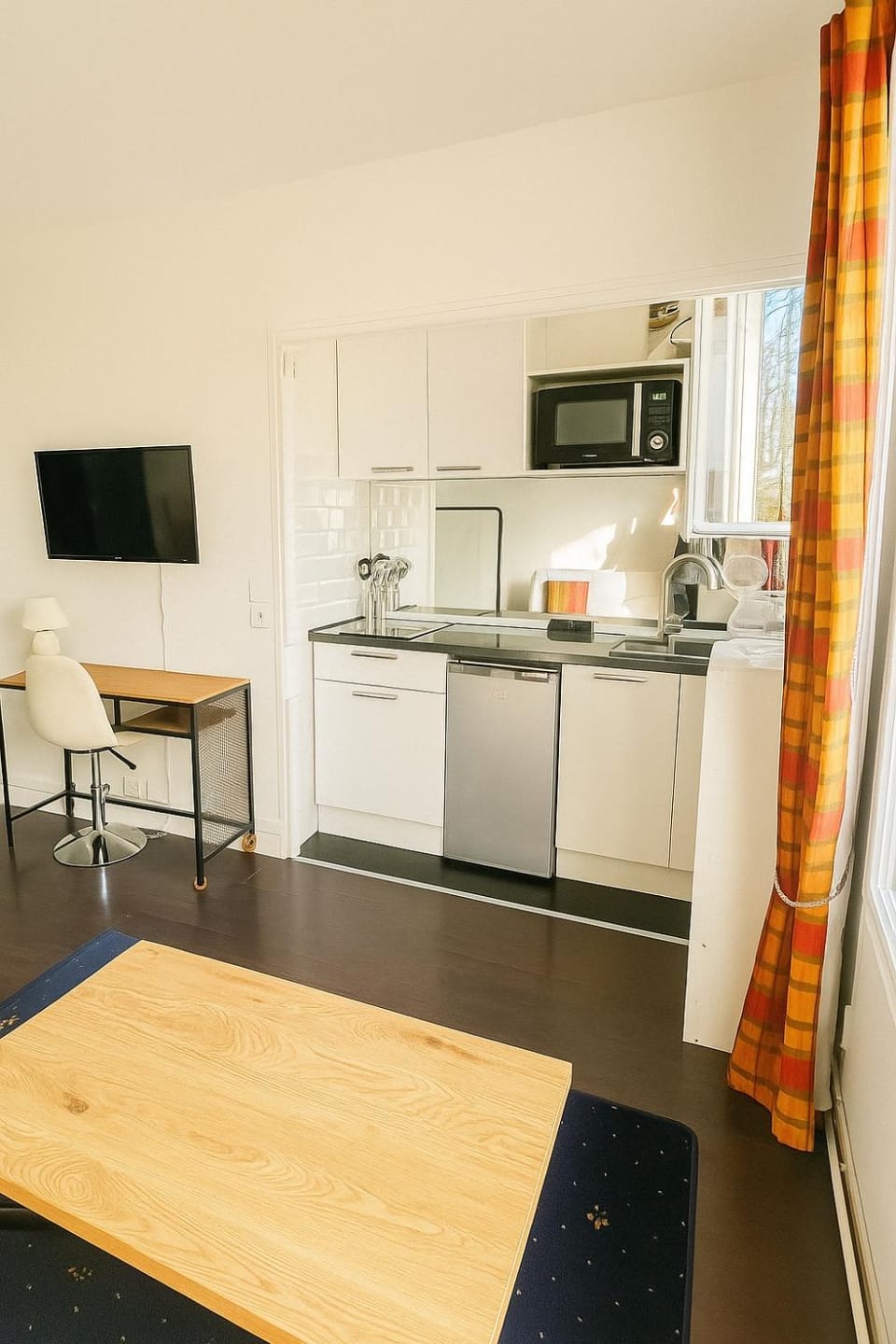 Bright Studio with Stunning Open View Paris 16, Dauphine University Apartment in Paris