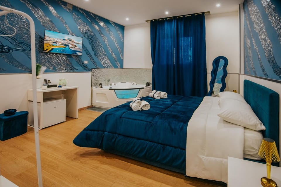 Bed, TV and multimedia, Photo of the whole room, Bedroom, towels
