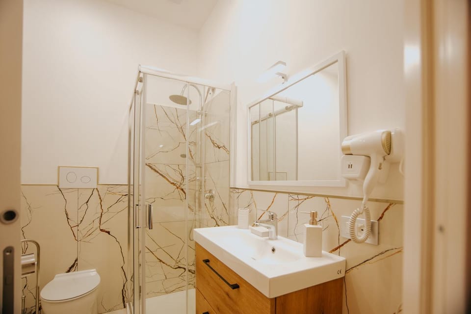 Shower, Toilet, Bathroom, towels
