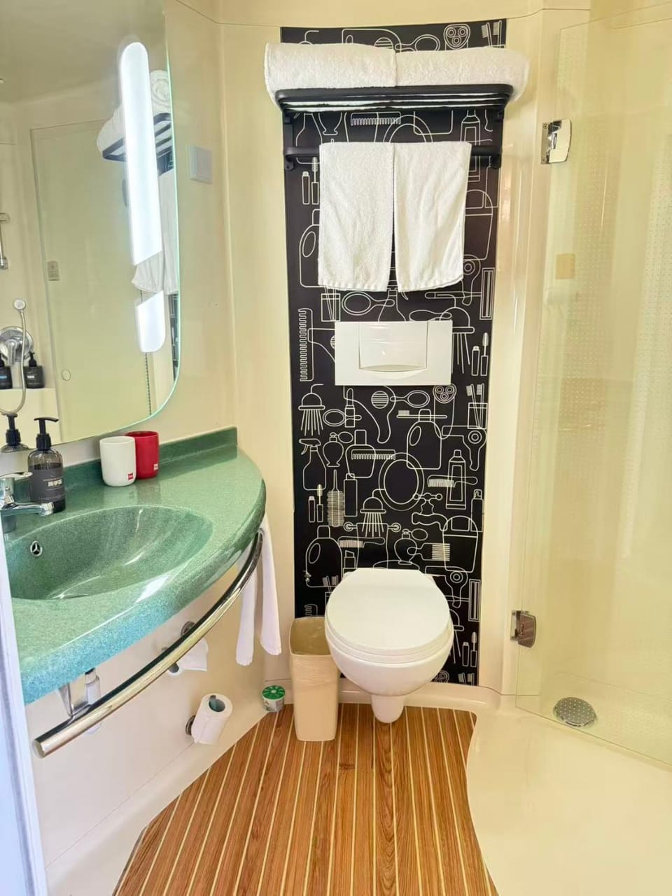Shower, Toilet, Bathroom, towels