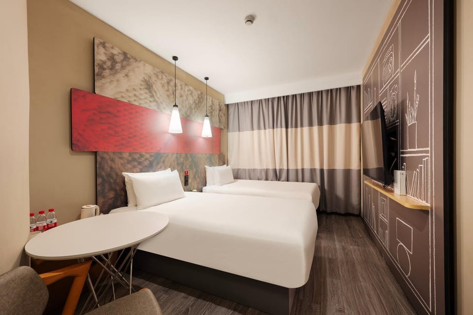 Bed, TV and multimedia, Photo of the whole room, Bedroom