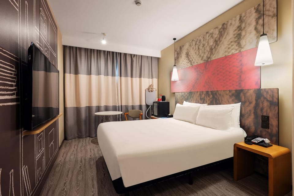 Bed, TV and multimedia, Photo of the whole room, Bedroom