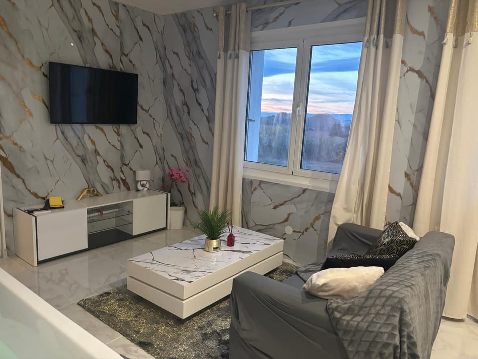 Loveroom Balneo jacuzzi Apartment in Béziers