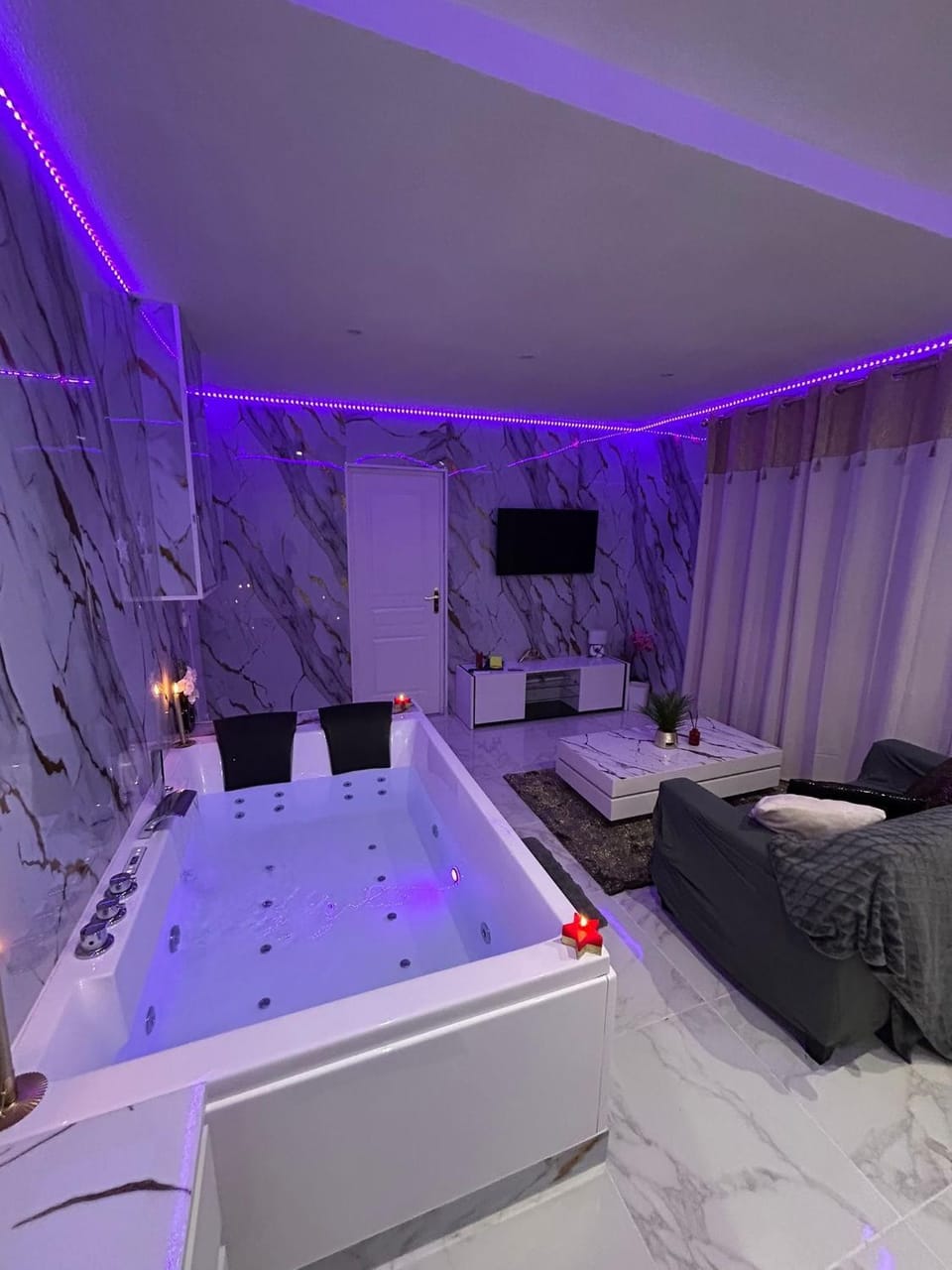 Loveroom Balneo jacuzzi Apartment in Béziers
