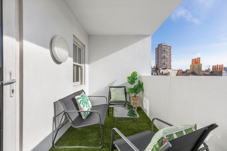 Central 3BR Apt 2 En-suites Sleeps 6 Balcony Apartment in Hove