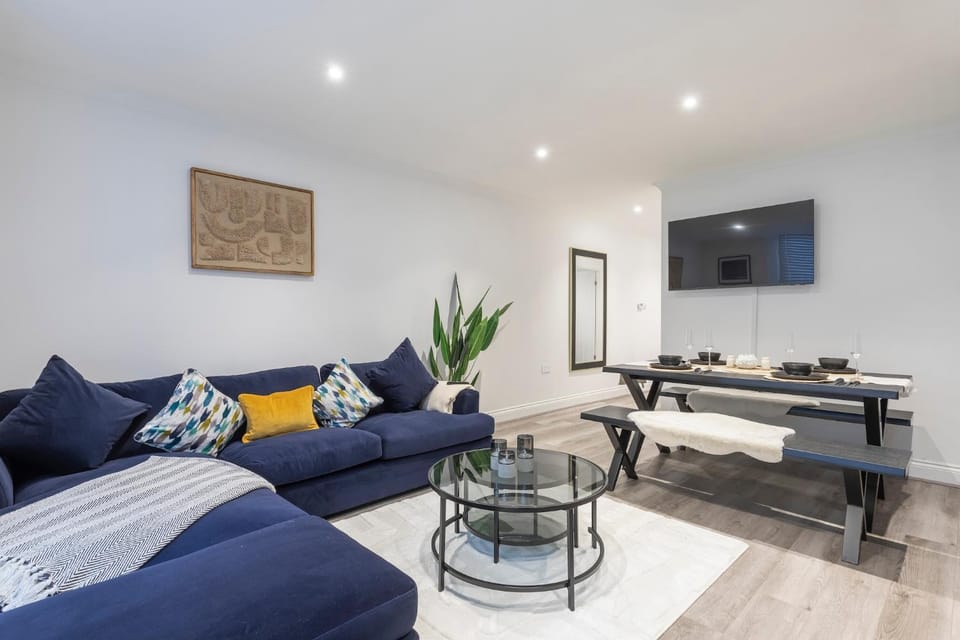 Central 3BR Apt 2 En-suites Sleeps 6 Balcony Apartment in Hove