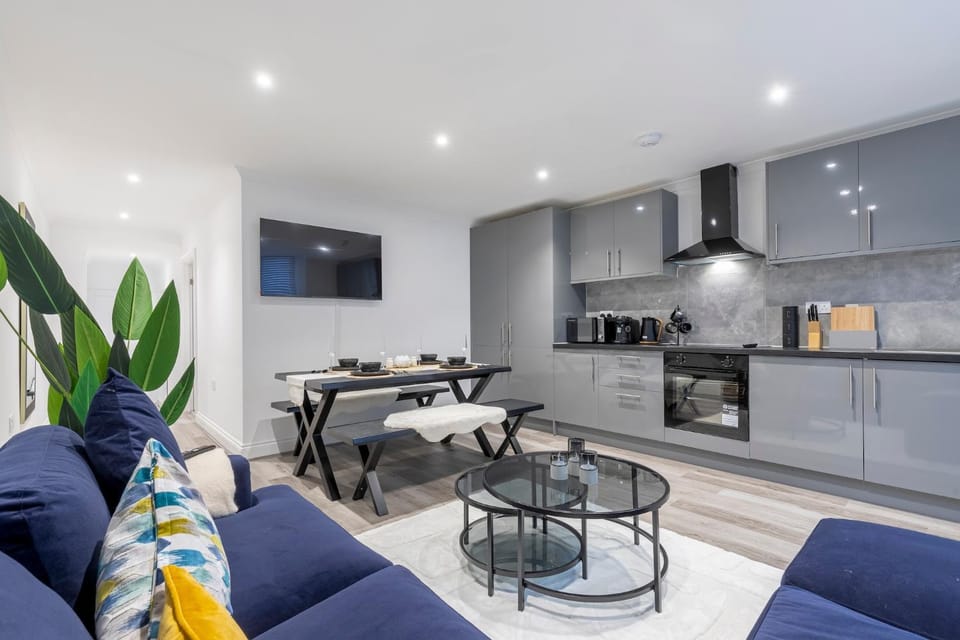 Central 3BR Apt 2 En-suites Sleeps 6 Balcony Apartment in Hove