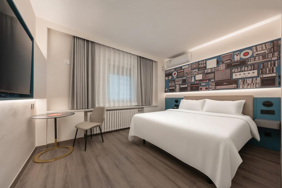 Bed, Photo of the whole room, Bedroom