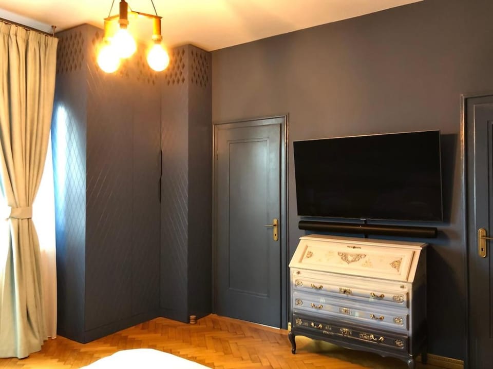 Bed, TV and multimedia, Bedroom, wardrobe