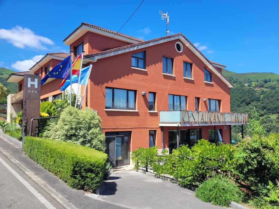 Property building, Restaurant/places to eat, Day, Natural landscape, Mountain view