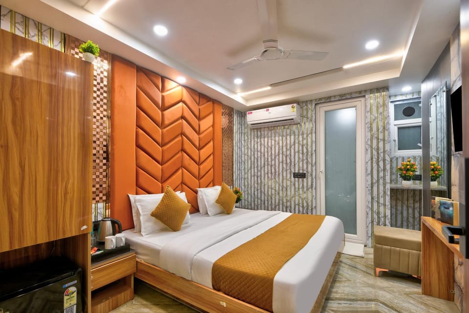 Bed, TV and multimedia, Kitchen or kitchenette, Photo of the whole room, Bedroom, wardrobe, air conditioner