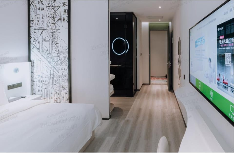 Bed, TV and multimedia, Photo of the whole room, Bedroom