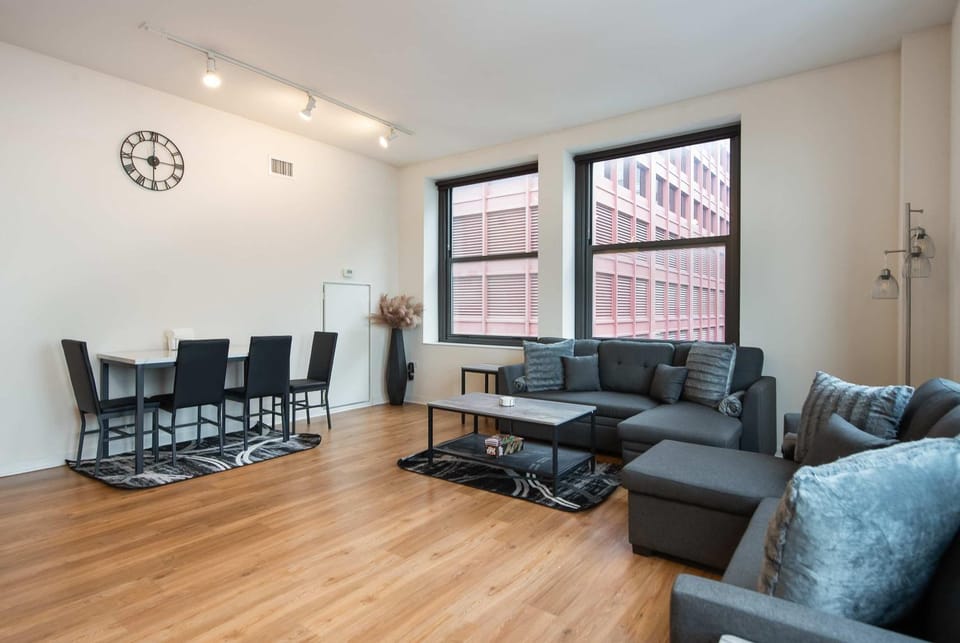 Downtown Chicago Stay with Free In & Out Parking 1 Apartment in Chicago