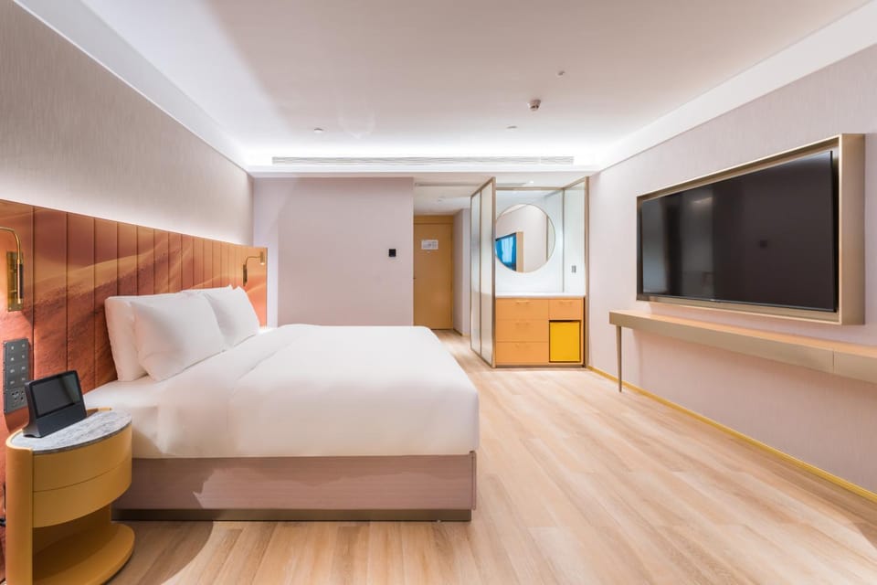 Bed, TV and multimedia, Photo of the whole room, Bedroom