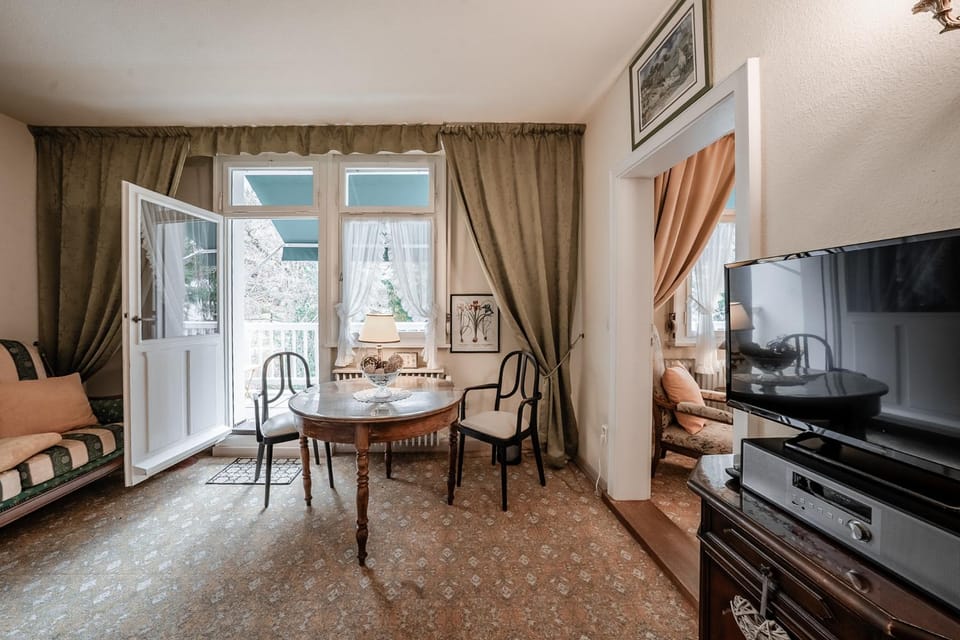 TV and multimedia, View (from property/room), Living room, Seating area, Dining area, Mountain view
