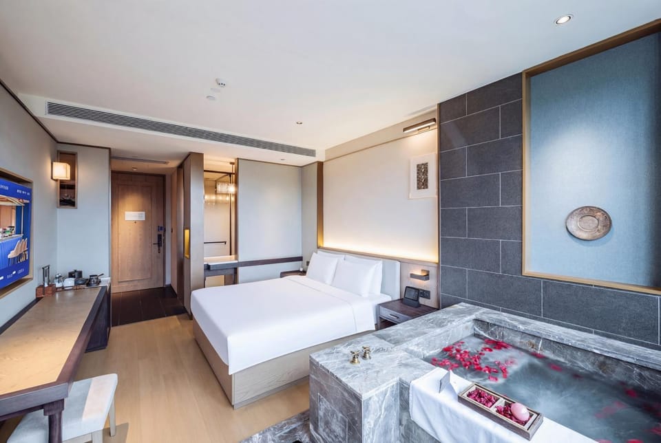Bed, TV and multimedia, Living room, Photo of the whole room, Bedroom, towels