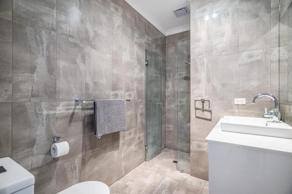 Heartwood Haven family home 3bed 3bath House in Adelaide