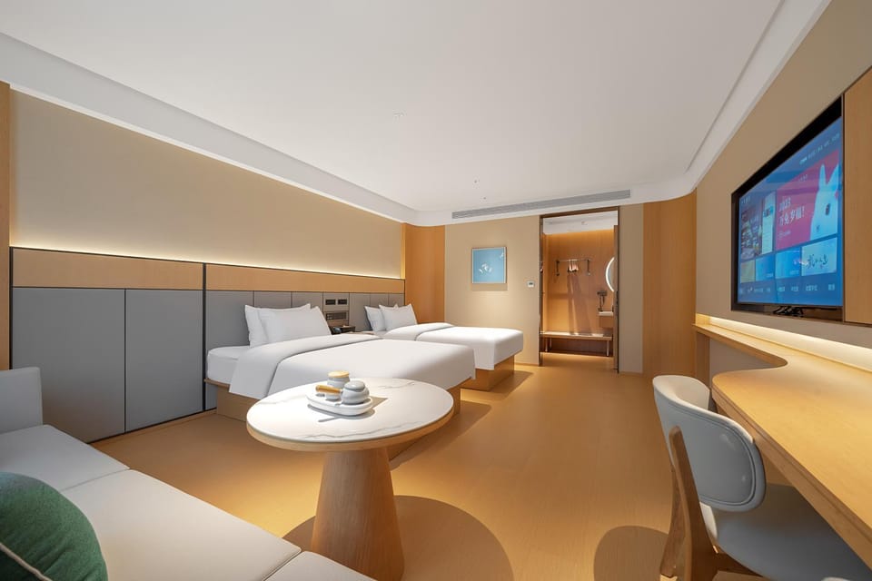 Bed, TV and multimedia, Living room, Photo of the whole room, Seating area, Bedroom