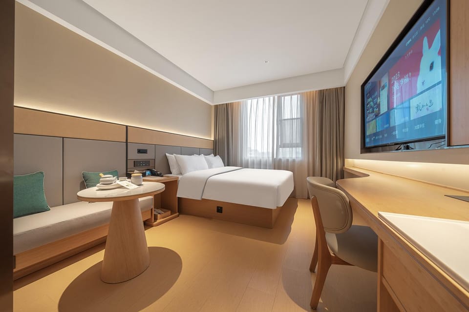 Bed, TV and multimedia, Living room, Photo of the whole room, Seating area, Bedroom