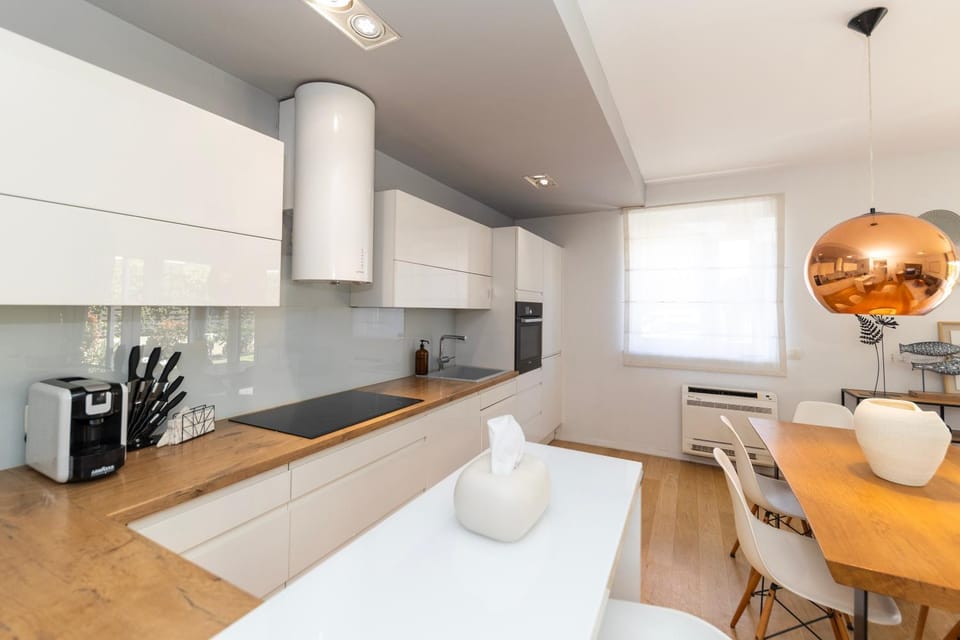 Coffee/tea facilities, Kitchen or kitchenette, Dining area, dishwasher, toaster