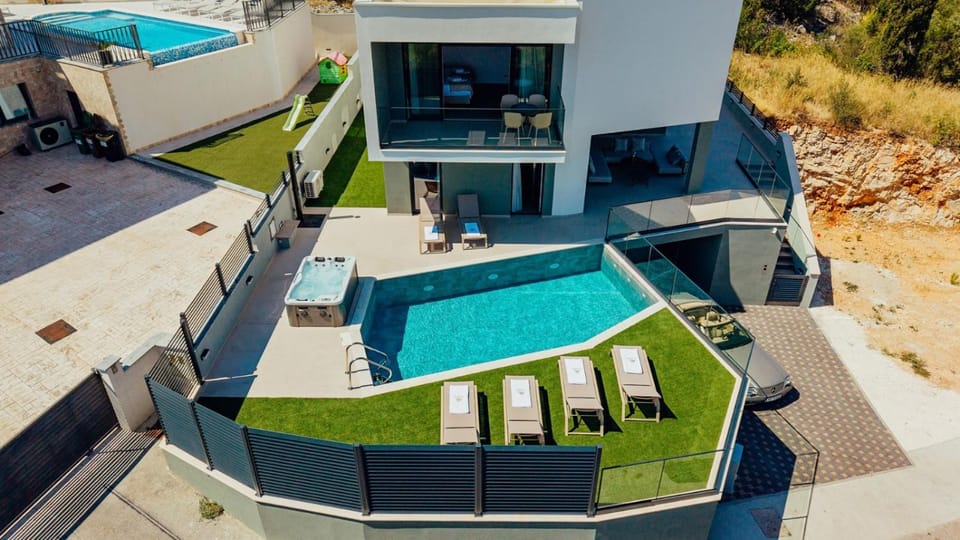 Property building, Swimming pool, sunbed