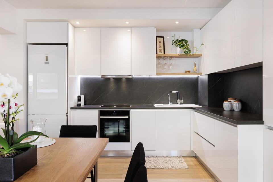 Kitchen or kitchenette, oven