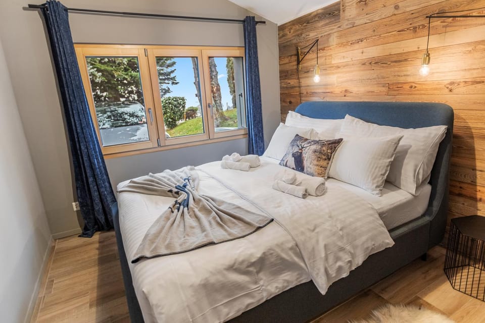 Bed, Photo of the whole room, Bedroom, Garden view, towels