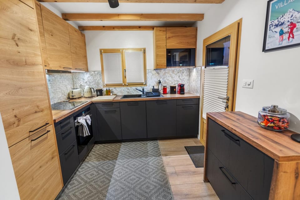 Coffee/tea facilities, Kitchen or kitchenette, dishwasher, oven, stove, toaster