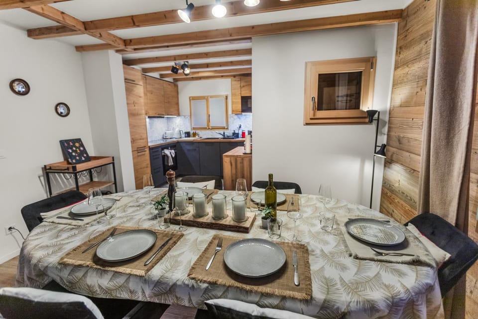 Kitchen or kitchenette, Dining area