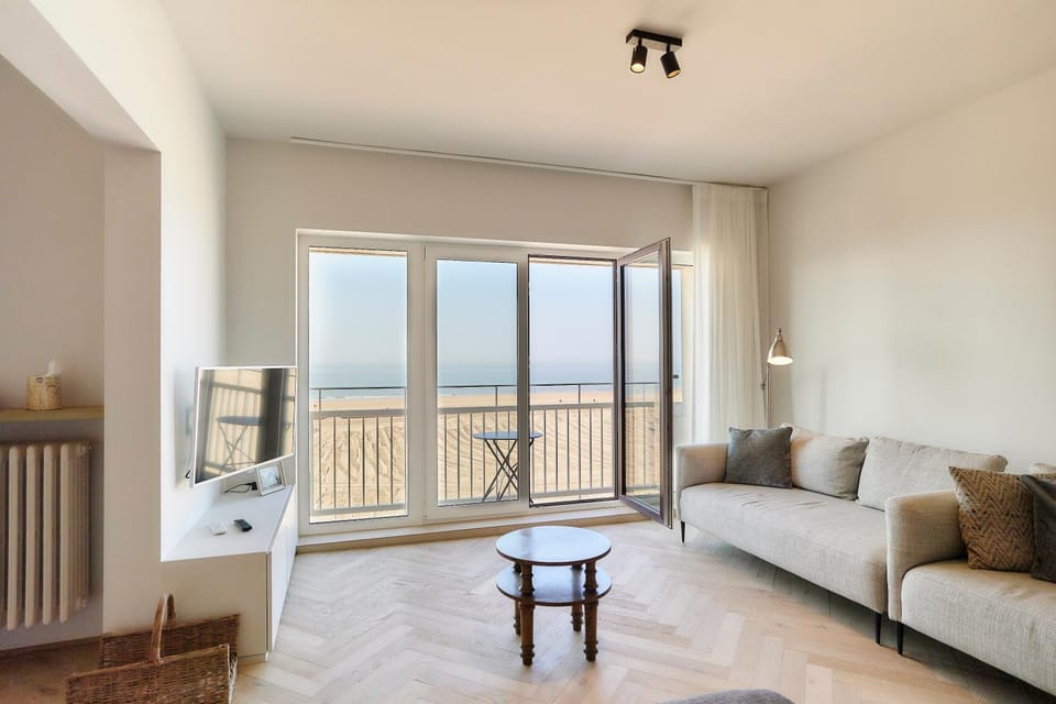 LECOMTE - Deluxe appartement beachrow 220 Apartment in Ostend