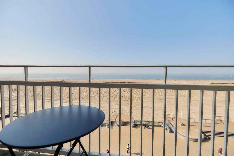 LECOMTE - Deluxe appartement beachrow 220 Apartment in Ostend