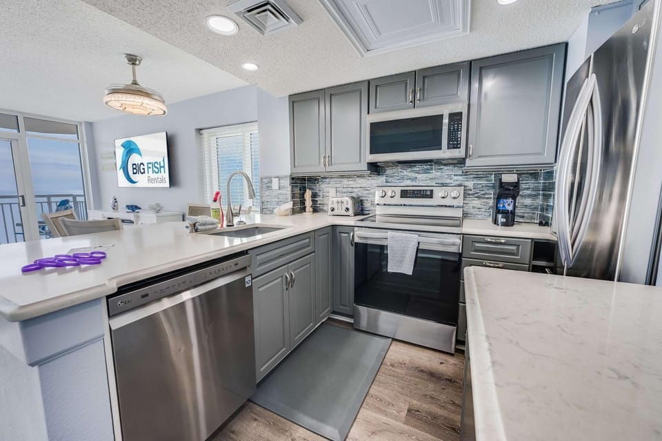 Bay Watch 2BR Oceanfront Condo w Hot tubs & Pools House in North Myrtle Beach