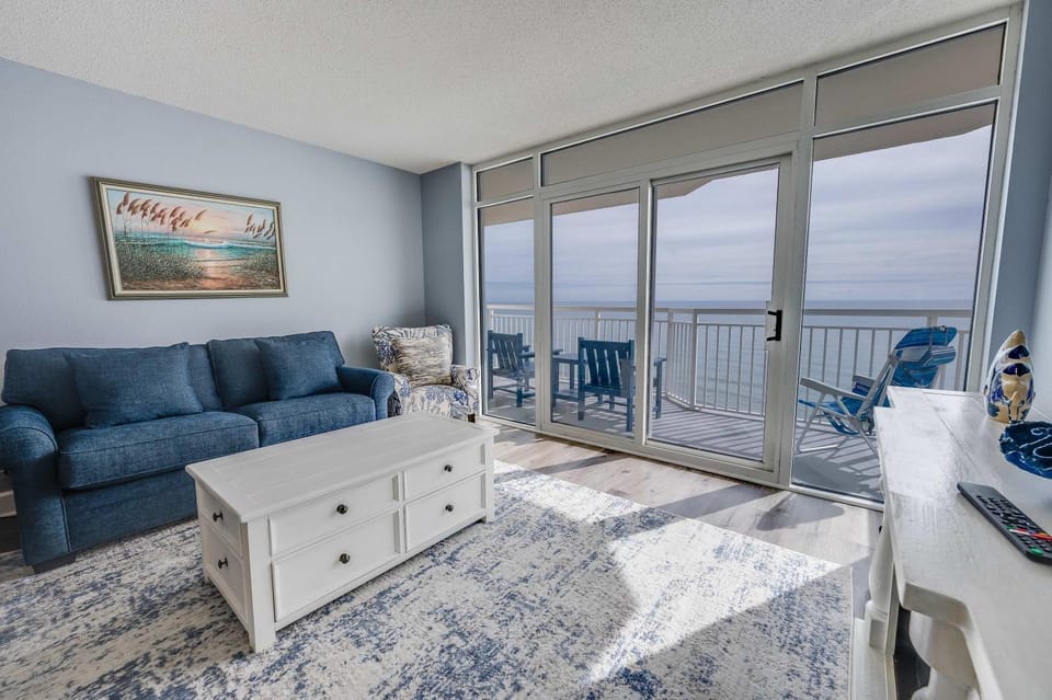 Bay Watch 2BR Oceanfront Condo w Hot tubs & Pools House in North Myrtle Beach