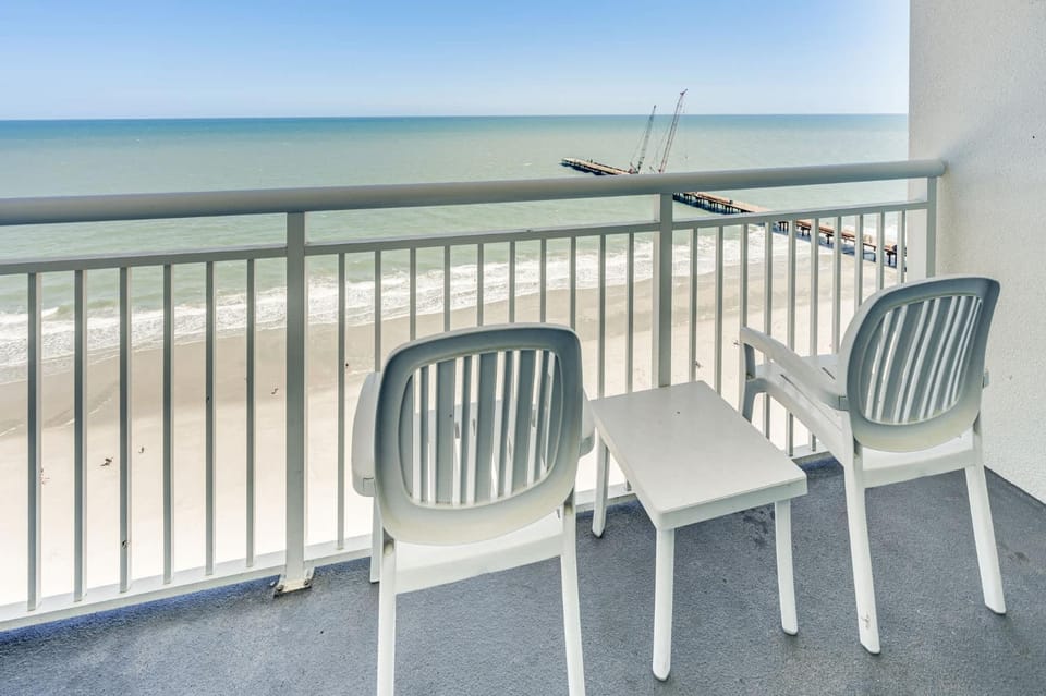 2BR Direct Oceanfront at Carolinian, Pools, Views! House in Myrtle Beach