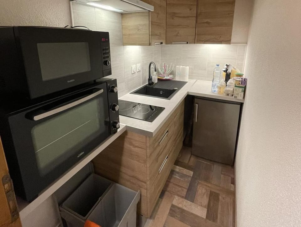 Kitchen or kitchenette, oven, stove