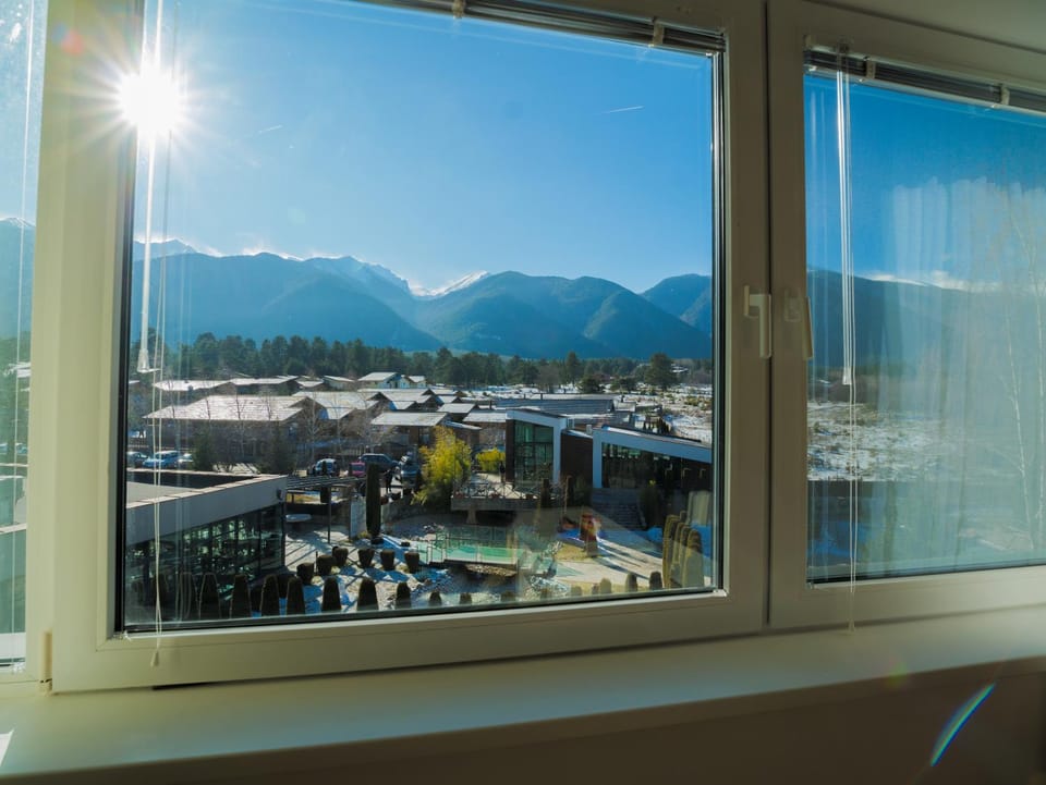 View (from property/room), Living room, Garden view, Mountain view, Pool view