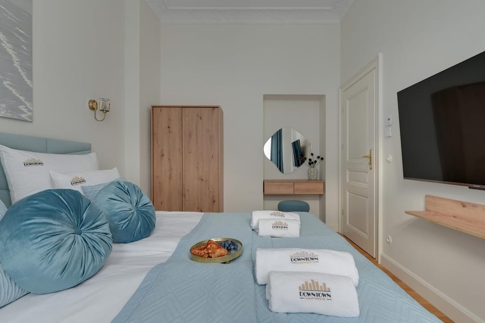 Bed, TV and multimedia, Photo of the whole room, Bedroom, towels, wardrobe
