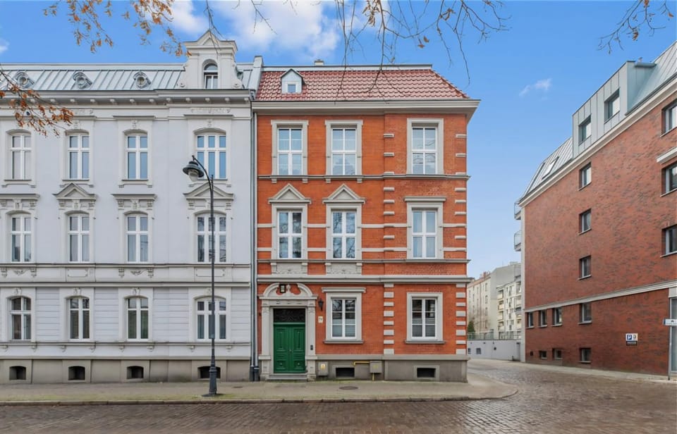 Property building, Day, Neighbourhood, Street view, Location