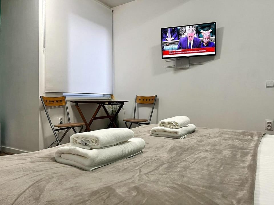 Bed, TV and multimedia, Photo of the whole room, Bedroom, towels